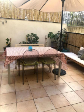 Appartement zen avec patio et climatisation, en centre-ville